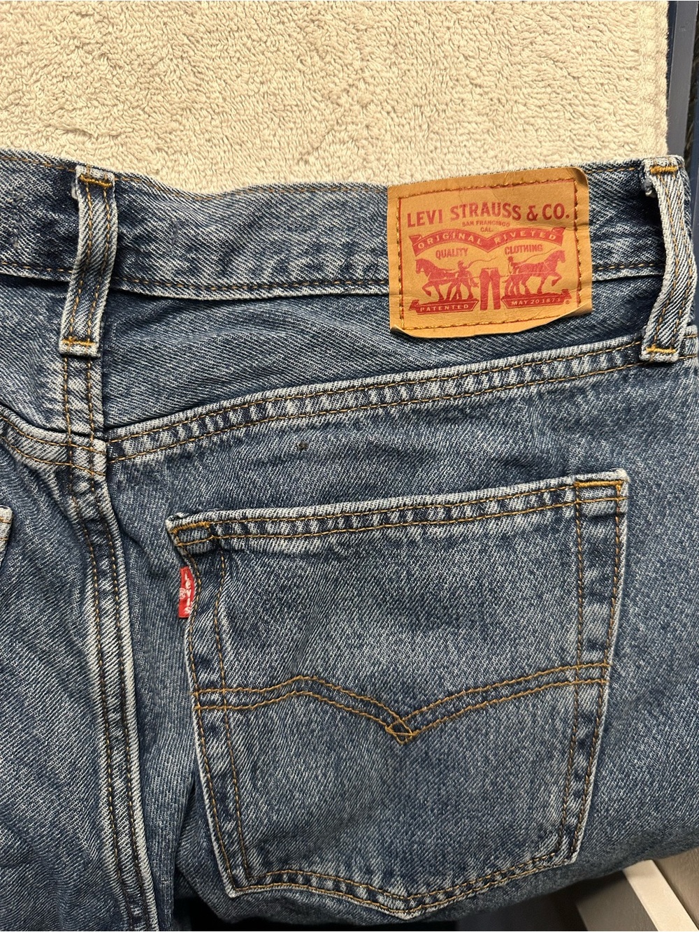 Levi’s Relaxed Fit Women’s Jeans in Washed Blue - Picture 4 of 6